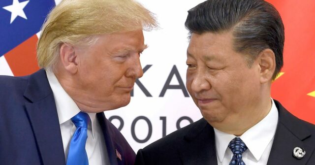 O presidente Donald Trump, à esquerda, encontra-se com o presidente chinês Xi Jinping à margem da cimeira do G-20 em Osaka, Japão.
