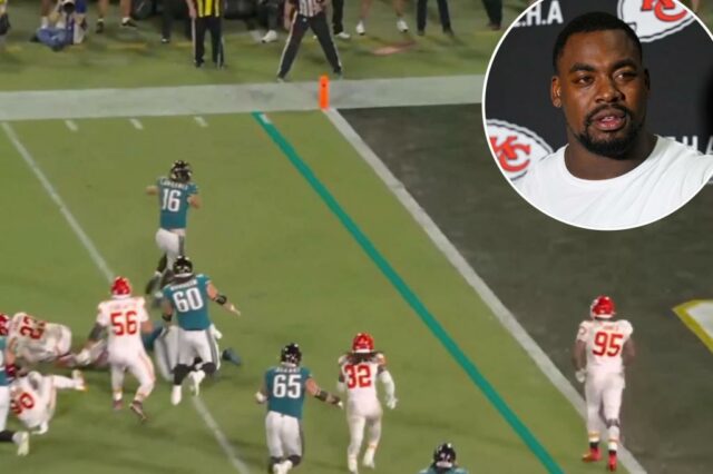 O quarterback do Jacksonville Jaguars, Trevor Lawrence (16), correndo com a bola enquanto o tackle defensivo do Kansas City Chiefs, Chris Jones (95), tenta abordá-lo.