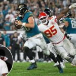 O quarterback do Jacksonville Jaguars, Trevor Lawrence (16), supera o defensor do Kansas City Chiefs, Chris Jones (95), enquanto corre a bola durante o segundo tempo de um jogo de futebol americano da NFL, segunda-feira, 6 de outubro de 2025, em Jacksonville, Flórida.