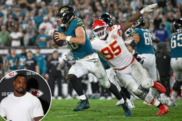 O quarterback do Jacksonville Jaguars, Trevor Lawrence (16), supera o defensor do Kansas City Chiefs, Chris Jones (95), enquanto corre a bola durante o segundo tempo de um jogo de futebol americano da NFL, segunda-feira, 6 de outubro de 2025, em Jacksonville, Flórida. 
