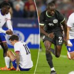 O atacante dos Estados Unidos Tim Weah, à esquerda, ajuda o atacante Christian Pulisic depois que ele se machucou contra a Austrália no primeiro tempo de um amistoso internacional de futebol na terça-feira, 14 de outubro de 2025, em Commerce City, Colorado.