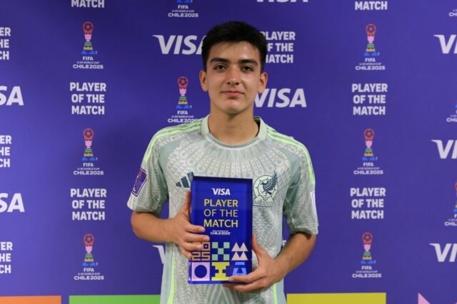 Gilberto Mora drible para o México U20.