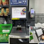Uma estação de pagamento self-checkout em um supermercado NTUC FairPrice em Cingapura, onde as sacolas plásticas custam no mínimo 5 centavos.