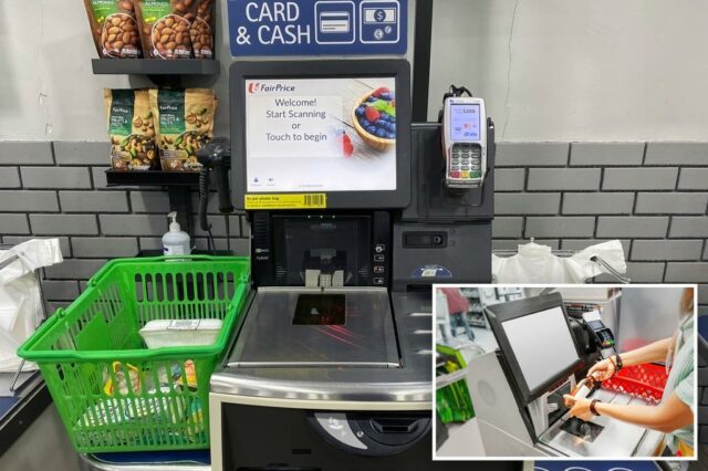 Uma estação de pagamento self-checkout em um supermercado NTUC FairPrice em Cingapura, onde as sacolas plásticas custam no mínimo 5 centavos.