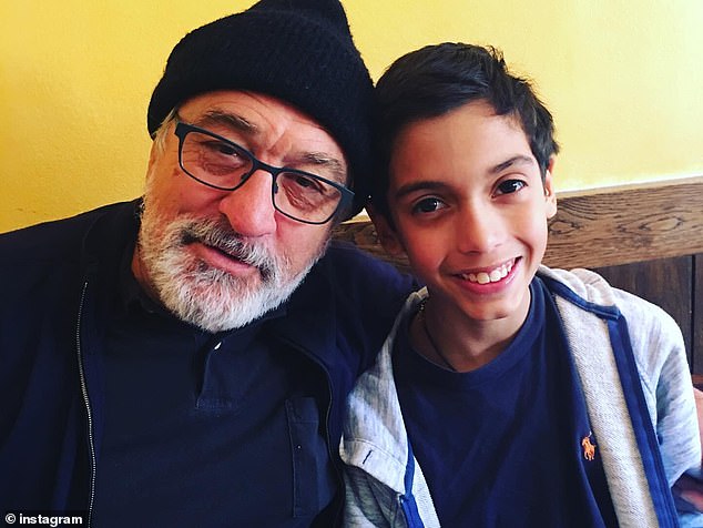 Cinco pessoas são presas após Leandro, neto de Robert De O neto do lendário ator, Leandro, morreu aos 18 anos na cidade de Nova York. Uma substância pulverulenta branca foi encontrada em um prato perto de seu corpo. Eles são retratados juntos em tempos mais felizes