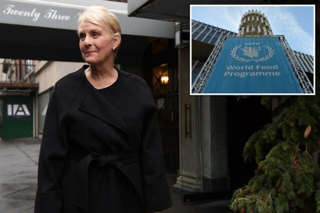 Cindy McCain saindo do restaurante Caravaggio.
