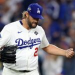 Clayton Kershaw, dos Dodgers, envia mensagem para Alex Vesia no meio da falta