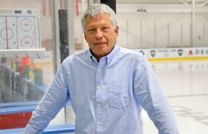 Colunista do Hall of Fame Rangers, Larry Brooks, tirando uma folga do The Post Colunista do New York Post, Larry Brooks