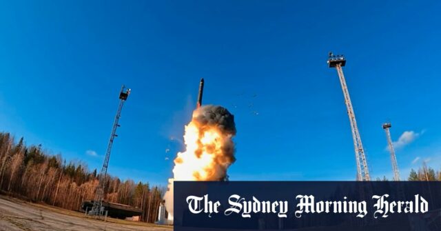 Bombeiros ucranianos trabalham depois que um drone russo atingiu um jardim de infância em Kharkiv na quarta-feira.