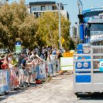 Comboio de caminhões sai às ruas da cidade para apoiar crianças que estão enfrentando dificuldades