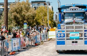 Comboio de caminhões sai às ruas da cidade para apoiar crianças que estão enfrentando dificuldades Comboio de caminhões sai às ruas da cidade para apoiar crianças que estão enfrentando dificuldades