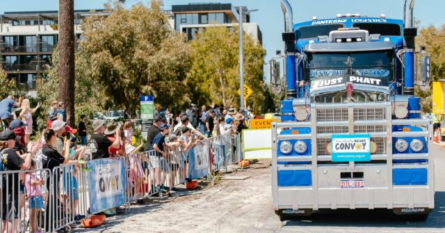 Comboio de caminhões sai às ruas da cidade para apoiar crianças que estão enfrentando dificuldades

