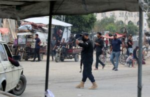 Começam combates entre o Hamas e membros de clãs armados na Cidade de Gaza: relatório Um membro das forças de segurança interna leais ao grupo palestiniano Hamas organiza o tráfico enquanto pessoas deslocadas que regressam à Cidade de Gaza conduzem com os seus pertences pelo campo de refugiados de Nuseirat, no centro da Faixa de Gaza, em 12 de outubro de 2025.