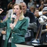 A comissária da WNBA, Cathy Engelbert, foi abafada por vaias ao entregar aos Ases o troféu do campeonato após a vitória decisiva sobre o Mercury na final da WNBA em 10 de outubro de 2025.