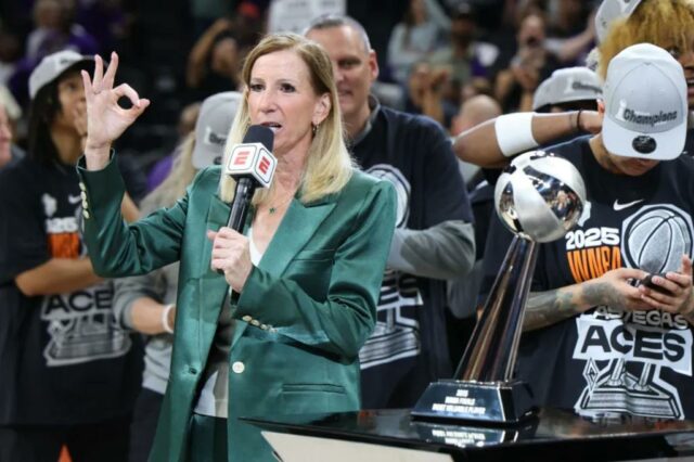 A comissária da WNBA, Cathy Engelbert, foi abafada por vaias ao entregar aos Ases o troféu do campeonato após a vitória decisiva sobre o Mercury na final da WNBA em 10 de outubro de 2025.