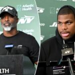 O técnico dos Jets, Aaron Glenn, fala à mídia antes do treino em Florham Park, NJ.