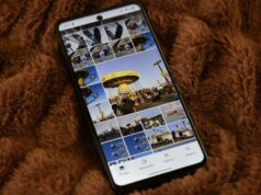 Como acessar o Google Fotos em qualquer tipo de dispositivo O logotipo do Google Fotos sobre uma imagem borrada de um objeto em movimento