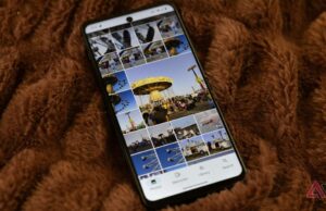 Como acessar o Google Fotos em qualquer tipo de dispositivo O logotipo do Google Fotos sobre uma imagem borrada de um objeto em movimento