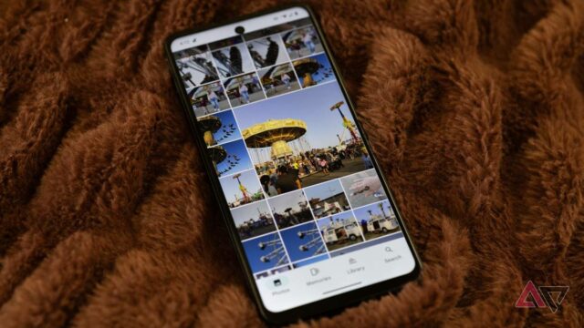 Como acessar o Google Fotos em qualquer tipo de dispositivo O logotipo do Google Fotos sobre uma imagem borrada de um objeto em movimento