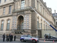 Como os ladrões do Louvre obtiveram um elevador montado em um caminhão para roubar joias avaliadas em mais de US$ 100 milhões Como os ladrões do Louvre obtiveram um elevador montado em um caminhão para roubar joias avaliadas em mais de US$ 100 milhões