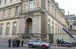 Como os ladrões do Louvre obtiveram um elevador montado em um caminhão para roubar joias avaliadas em mais de US$ 100 milhões Como os ladrões do Louvre obtiveram um elevador montado em um caminhão para roubar joias avaliadas em mais de US$ 100 milhões