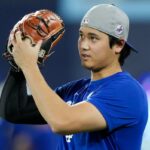 Shohei Ohtani, nº 17 do Los Angeles Dodgers, assiste antes do sexto jogo da World Series de 2025 contra o Toronto Blue Jays no Rogers Centre em 31 de outubro de 2025 em Toronto, Ontário.