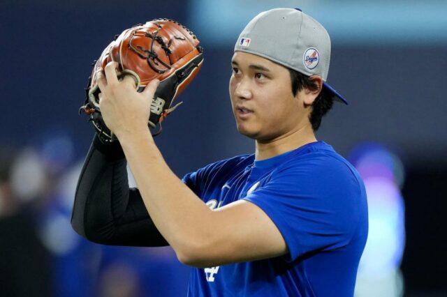 Como seria o plano de arremesso dos Dodgers se houvesse Shohei Ohtani, nº 17 do Los Angeles Dodgers, assiste antes do sexto jogo da World Series de 2025 contra o Toronto Blue Jays no Rogers Centre em 31 de outubro de 2025 em Toronto, Ontário.