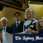 Julie Findlay, descendente de condenados da Tasmânia (centro) e sua família retratada com descendentes do samurai que repeliu Chipre.