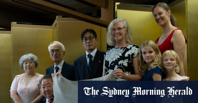 Julie Findlay, descendente de condenados da Tasmânia (centro) e sua família retratada com descendentes do samurai que repeliu Chipre.