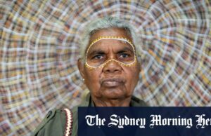 Como uma pequena galeria criou um oásis australiano na ‘louca’ Washington O trabalho de Gaypalani Wanambi transforma sinais de trânsito metálicos encontrados. É a estreia de sua arte nos Estados Unidos.