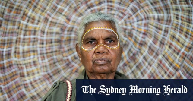 Como uma pequena galeria criou um oásis australiano na 'louca' O trabalho de Gaypalani Wanambi transforma sinais de trânsito metálicos encontrados. É a estreia de sua arte nos Estados Unidos.