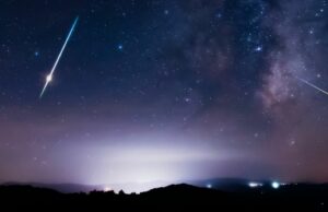 Como ver o impressionante evento celestial iluminando os céus australianos esta noite Estrelas da Via Láctea com trilhas de chuva de meteoros e silhuetas rurais.