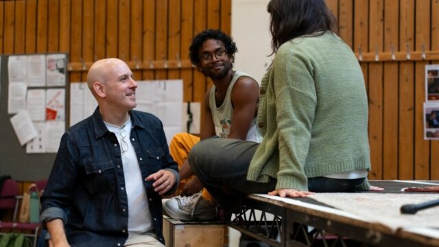 'Comunidade' é transferida para o Brooklyn enquanto Robert Hastie, do National Theatre, prepara 'Summerfolk' para Londres; Elenco introduzido para o período da primavera (EXCLUSIVO) 

