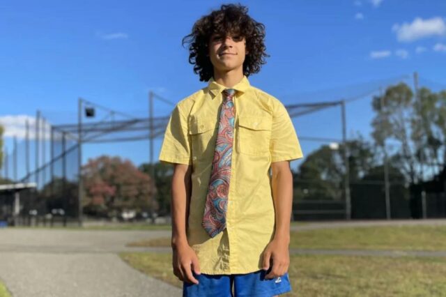 George Kahi, um entusiasmado jovem de 14 anos do time universitário de Port Washington, que se classificou para a seleção da New Balance quando ainda estava na oitava série, é um personagem da pista que opta por praticar e se exercitar com roupas sociais.