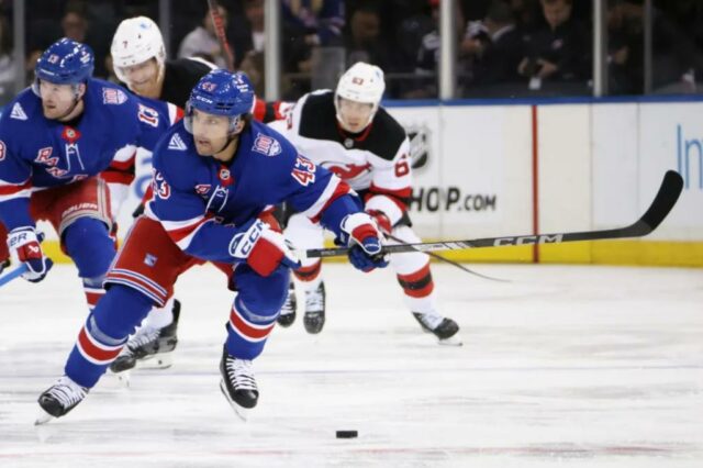 Conor Sheary nº 43 do New York Rangers patina contra o New Jersey Devils.