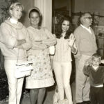 Sra. Jerome Earl, da esquerda, Sra. "Lilly" Pulitzer, Sra. Mary Alice Firestone e filho Mark. Cantando canções de Natal na Worth Avenue, em Palm Beach.