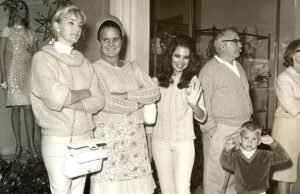 Conselho de Hand Coast rejeita pedido de caneta histórica de Lilly Pulitzer no Well Worth Method Sra. Jerome Earl, da esquerda, Sra. "Lilly" Pulitzer, Sra. Mary Alice Firestone e filho Mark. Cantando canções de Natal na Worth Avenue, em Palm Beach.