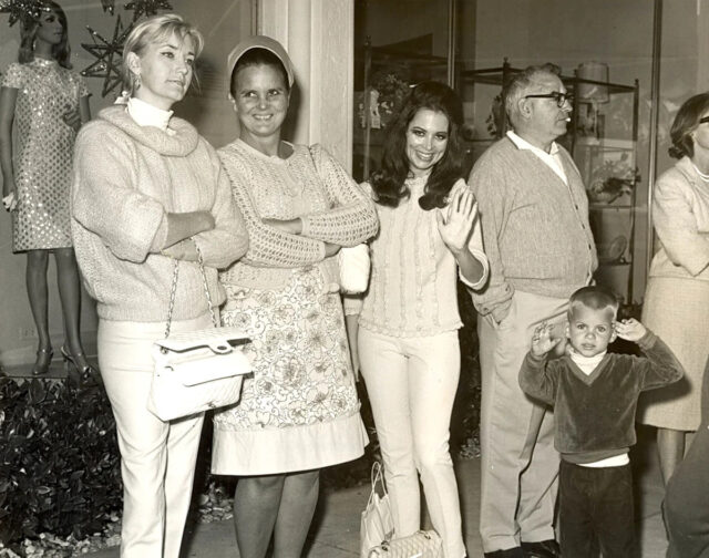 Sra. Jerome Earl, da esquerda, Sra. "Lilly" Pulitzer, Sra. Mary Alice Firestone e filho Mark. Cantando canções de Natal na Worth Avenue, em Palm Beach.