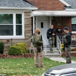 Membros da Força-Tarefa Conjunta de Terrorismo do FBI revistam uma casa em Dearborn, Michigan, na sexta-feira
