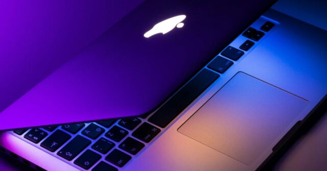 Você precisa de software antivírus de terceiros em um Mac? | Close de um MacBook antigo com logotipo da Apple iluminado