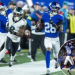 Cor'Dale Flott corre pelo campo depois de fazer uma interceptação durante o quarto período da vitória em casa dos Giants por 34-17 sobre os Eagles em 9 de outubro de 2025.