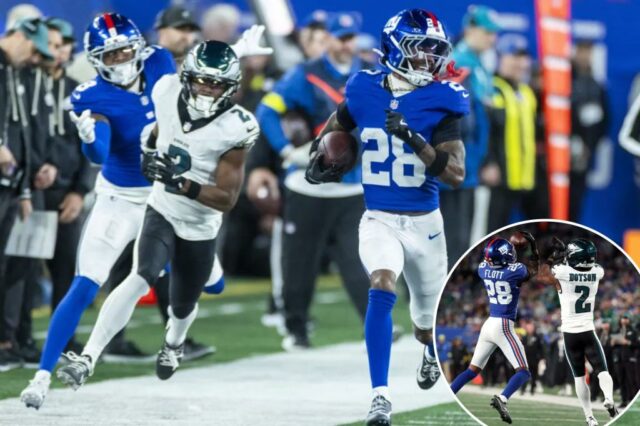 Cor'Dale Flott corre pelo campo depois de fazer uma interceptação durante o quarto período da vitória em casa dos Giants por 34-17 sobre os Eagles em 9 de outubro de 2025.