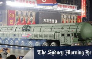 Coreia do Norte exibe novos mísseis enquanto autoridades chinesas e russas observam Analistas sul-coreanos sugeriram que a última geração de mísseis do Norte poderá atingir o território continental dos Estados Unidos.