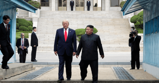 Coreia do Norte testa mísseis de cruzeiro antes da visita PANMUNJOM, COREIA DO SUL - 30 DE JUNHO: (COREIA DO SUL FORA): Uma foto fornecida por Dong-A Ilbo do líder norte-coreano Kim Jong Un e do presidente dos EUA Donald Trump dentro da zona desmilitarizada (DMZ) que separa a Coreia do Sul e a Coreia do Norte em 30 de junho de 2019 em Panmunjom, Coreia do Sul.