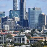 Casas e prédios de apartamentos são vistos contra o horizonte de Brisbane CBD em Brisbane.