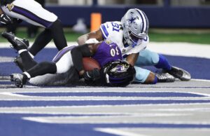 Cowboys fazem escolha que altera a temporada no receptor de passe Reuben Lowery #30 of the Baltimore Ravens intercepts a pass intended for Jonathan Mingo #81 of the Dallas Cowboys
