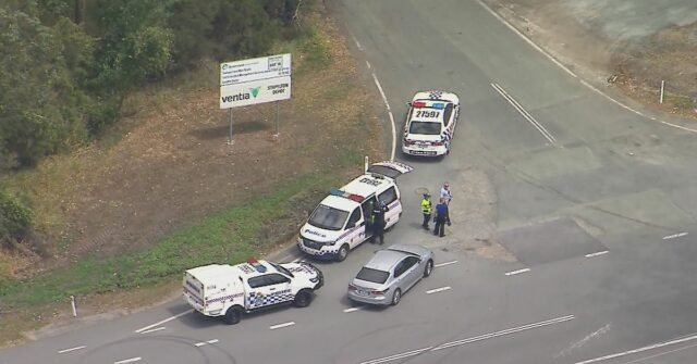 Criança morta, outra no hospital após acidente de carro no Uma foto aérea de vários carros de polícia em uma estrada em QLD.