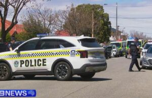 Criança se afoga na piscina do quintal de um vizinho em Adelaide A busca por uma criança desaparecida terminou em tragédia depois que a polícia descobriu a criança na piscina do vizinho. Os serviços de emergência foram chamados para May Street em Woodville West depois que a criança foi dada como desaparecida às 11h de hoje.