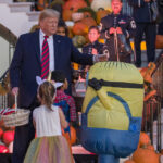 O presidente Donald Trump e a primeira-dama Melania Trump dão doces às crianças durante um evento de doces ou travessuras de Halloween na Casa Branca, domingo, 28 de outubro de 2018, em Washington. (Foto AP/Jacquelyn Martin)