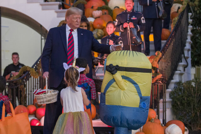 Culpe este ghoul laranja familiar pelos preços assustadores dos doces O presidente Donald Trump e a primeira-dama Melania Trump dão doces às crianças durante um evento de doces ou travessuras de Halloween na Casa Branca, domingo, 28 de outubro de 2018, em Washington. (Foto AP/Jacquelyn Martin)